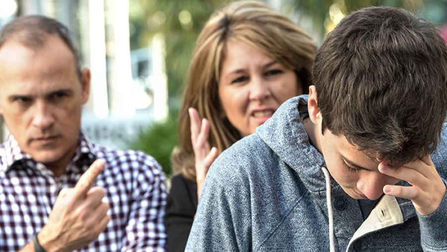 chico adolescente cambios de humor